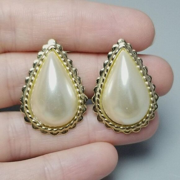Vintage Gold Tone and Faux Pearl Drop Shape Clip On Earrings, Retro 80s Style - Picture 1 of 7